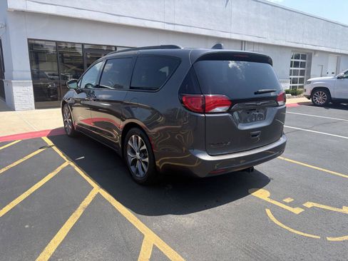 Used 2018 Chrysler Pacifica Touring-L Plus w/ S Appearance Package FWD image 7