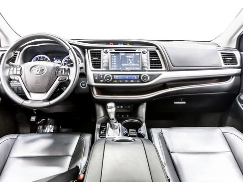Used 2019 Toyota Highlander XLE AWD/4WD image 17