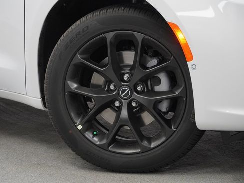 New 2026 Chrysler Pacifica Limited image 4