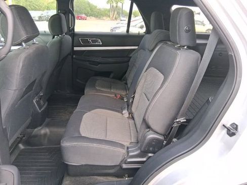 Used 2017 Ford Explorer XLT image 17
