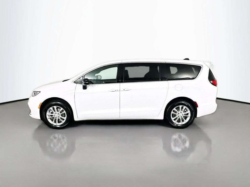 New 2026 Chrysler Pacifica Select AWD/4WD image 4