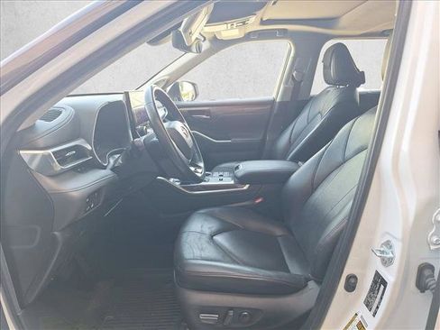 Used 2023 Toyota Highlander Limited FWD image 9