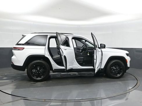 New 2025 Jeep Grand Cherokee Altitude AWD/4WD image 43