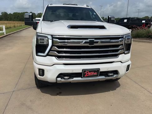 Used 2024 Chevrolet Silverado 2500 High Country w/ Technology Package AWD/4WD image 2