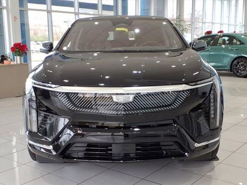 New 2025 Cadillac Optiq Luxury 1 w/ LPO, ONYX Package image 2