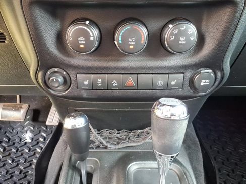 Used 2017 Jeep Wrangler Unlimited Sahara w/ Connectivity Group AWD/4WD image 25