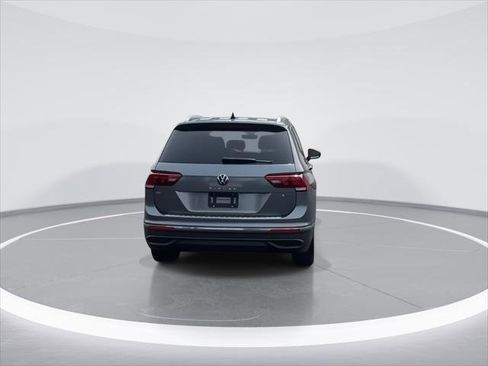 Used 2022 Volkswagen Tiguan SE w/ Panoramic Sunroof Package image 7