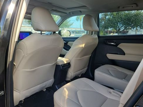 Used 2025 Toyota Highlander XLE AWD/4WD image 7