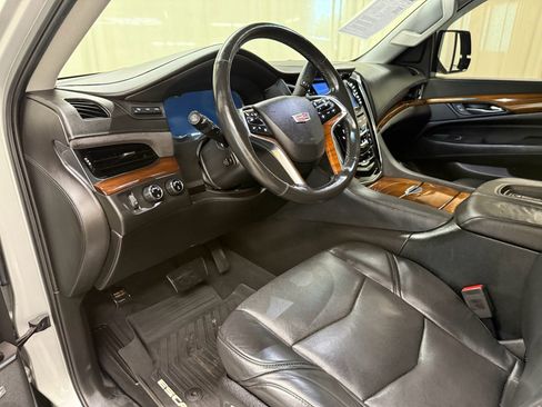 Used 2017 Cadillac Escalade Luxury AWD/4WD image 31