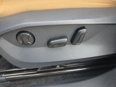 Used 2024 Volkswagen Tiguan SE FWD image 16