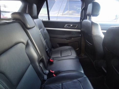Used 2016 Ford Explorer XLT w/ Equipment Group 202A image 8