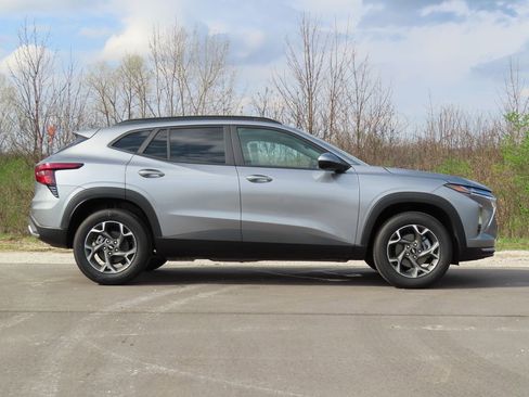 New 2026 Chevrolet Trax LT w/ Driver Confidence Package FWD image 2