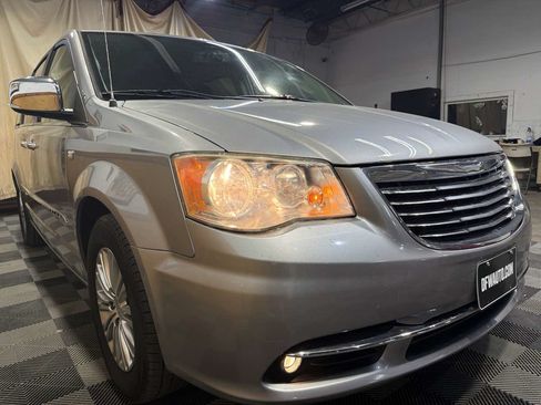 Used 2014 Chrysler Town & Country Touring-L FWD image 6