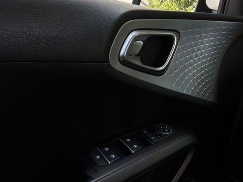 Used 2025 Kia Soul LX w/ LX Technology Package FWD image 18