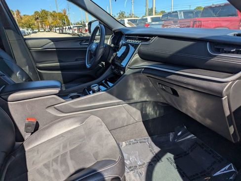 Used 2023 Jeep Grand Cherokee Altitude image 9