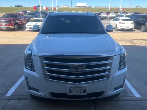 Used 2018 Cadillac Escalade Luxury image 2