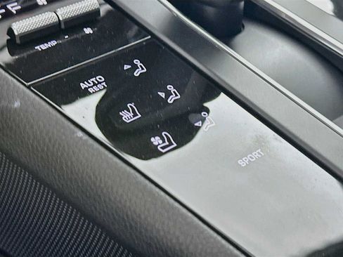 Certified 2025 Porsche Macan AWD/4WD image 20