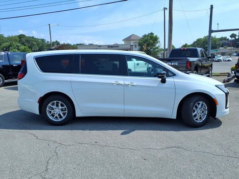 New 2027 Chrysler Pacifica Select FWD image 3