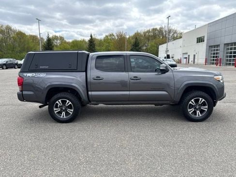 Used 2017 Toyota Tacoma TRD Sport w/ Tow Package (A/T) AWD/4WD image 14