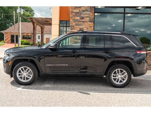 Used 2023 Jeep Grand Cherokee Laredo AWD/4WD image 6