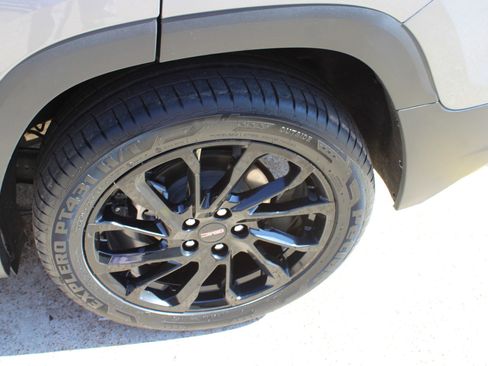 Used 2023 GMC Terrain SLE w/ Driver Convenience Package image 17