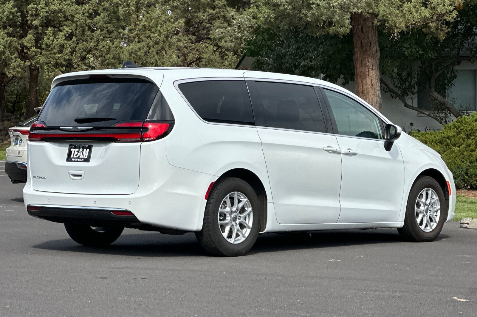 Used 2023 Chrysler Pacifica Touring-L FWD image 4