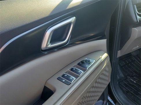 Certified 2025 Kia Carnival image 7