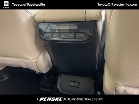 Used 2023 Toyota Highlander XLE image 10