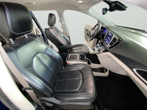 Used 2023 Chrysler Pacifica Touring-L FWD image 24