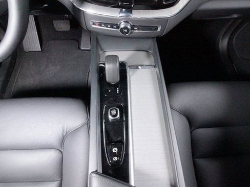 Certified 2025 Volvo XC60 B5 Plus image 9