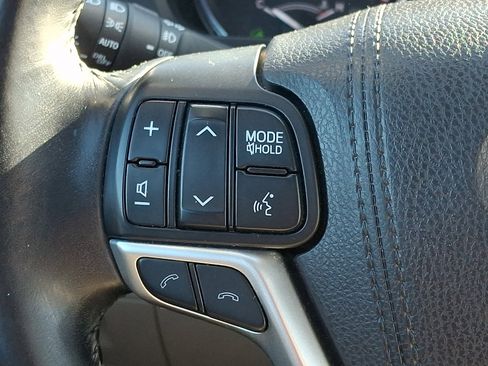 Used 2017 Toyota Highlander XLE image 22