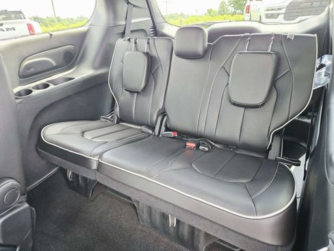 Used 2024 Chrysler Pacifica Limited w/ S Appearance Package FWD image 15