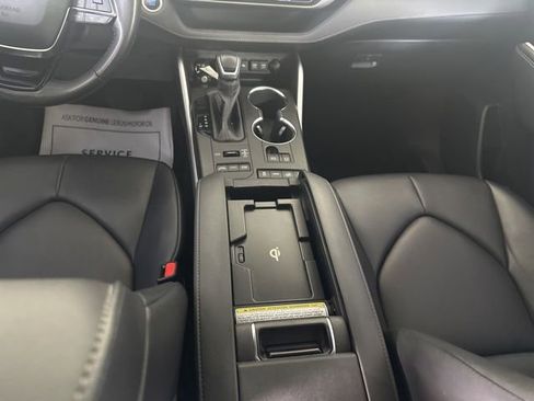 Used 2020 Toyota Highlander XLE AWD/4WD image 22