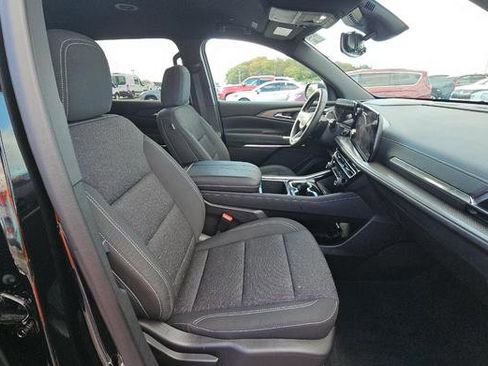 Used 2025 Chevrolet Traverse LT image 10