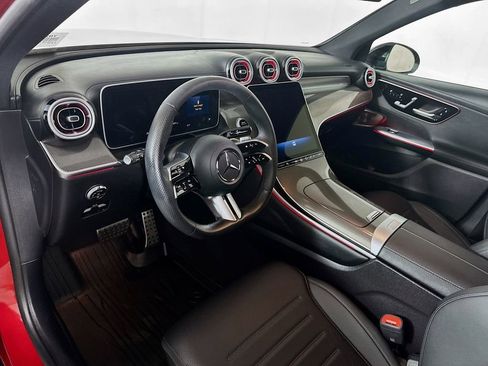 Used 2025 Mercedes-Benz GLC 300 4MATIC image 29