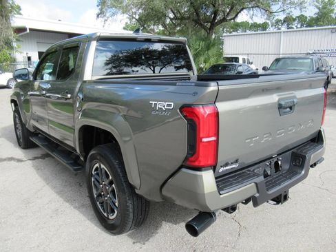 Used 2025 Toyota Tacoma TRD Sport AWD/4WD image 4