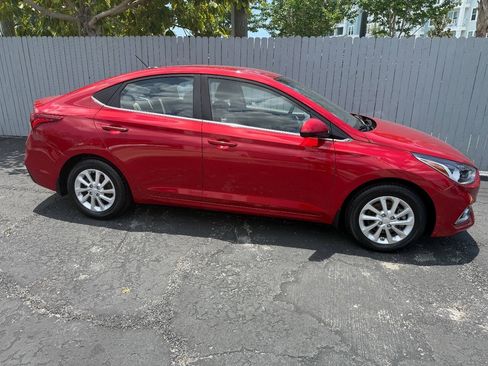 Used 2020 Hyundai Accent SEL FWD image 2