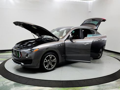Used 2018 Maserati Levante GranLusso AWD/4WD image 9