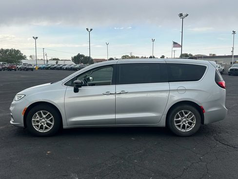 Used 2024 Chrysler Pacifica Touring-L FWD image 6