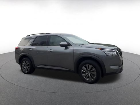 Used 2025 Nissan Pathfinder SV FWD image 2