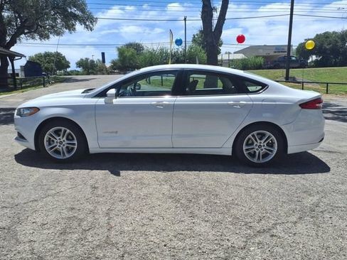 Used 2018 Ford Fusion SE FWD image 4