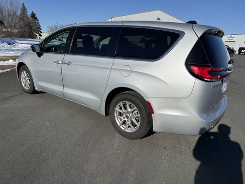 Used 2024 Chrysler Pacifica Touring-L image 6