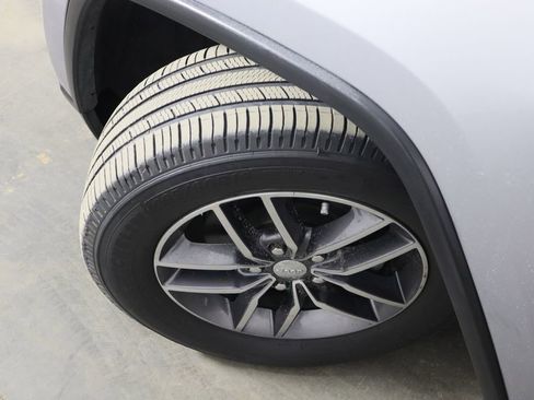 Used 2017 Jeep Grand Cherokee Limited w/ Luxury Group II image 43