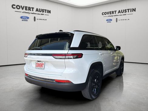 Used 2024 Jeep Grand Cherokee Altitude RWD image 6