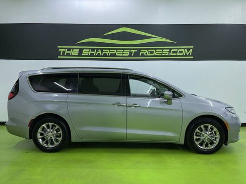 Used 2021 Chrysler Pacifica Touring-L image 11