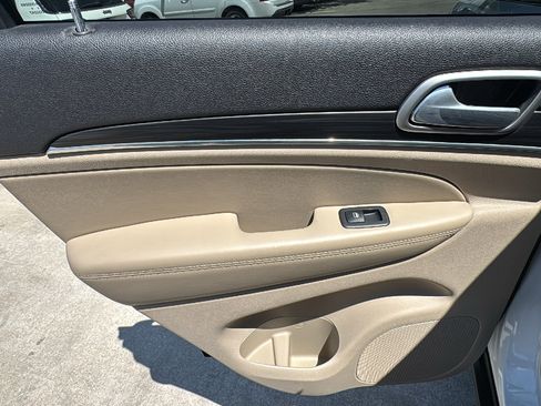 Used 2020 Jeep Grand Cherokee Limited w/ Luxury Group II image 16