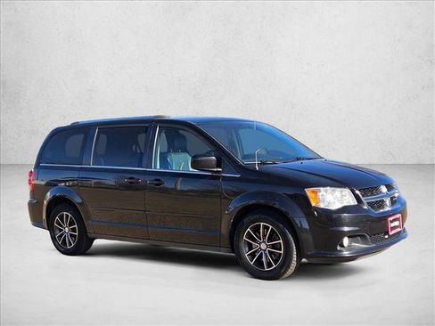 Used 2016 Dodge Grand Caravan SXT image 3