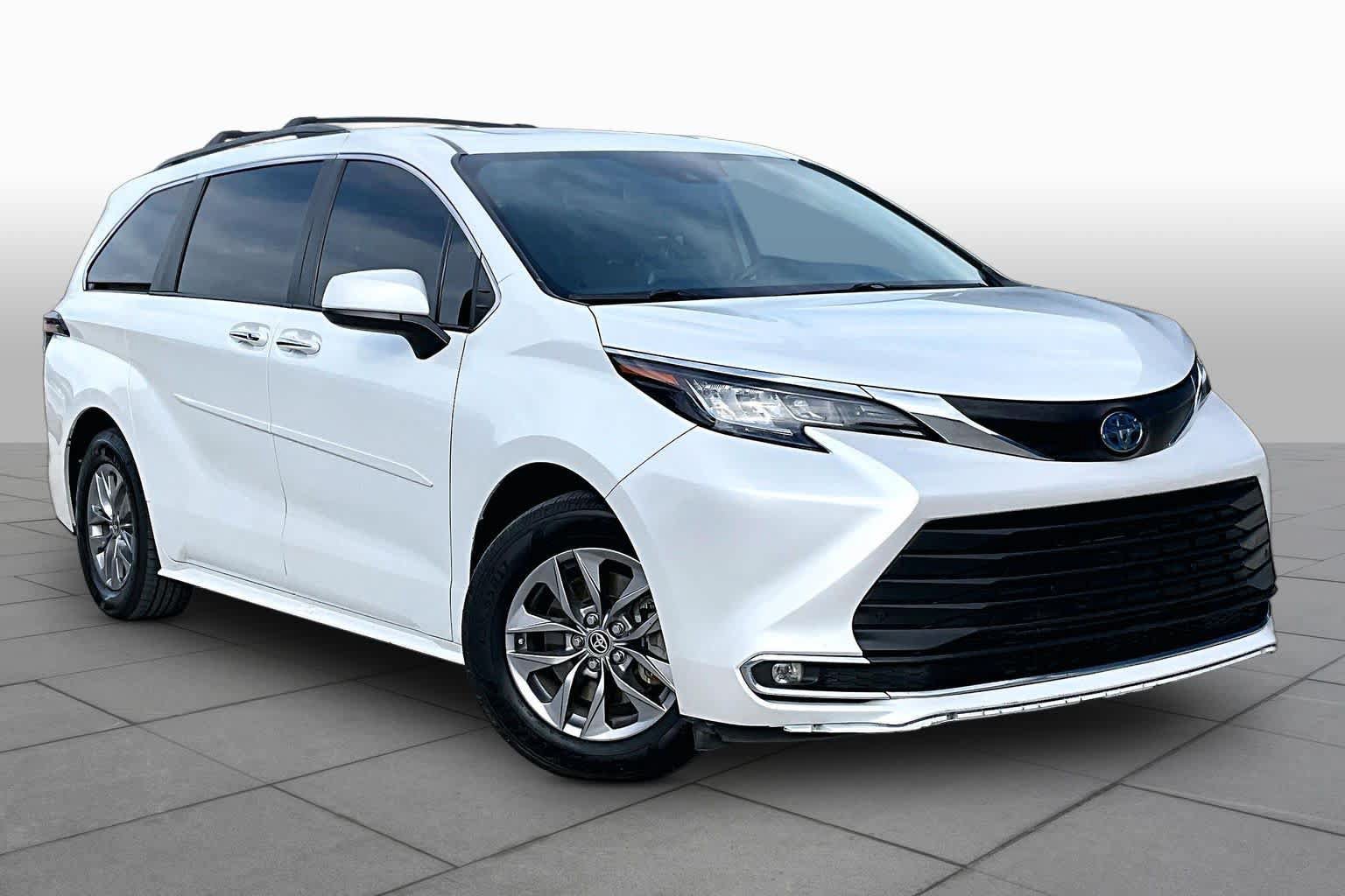 Used 2022 Toyota Sienna XLE FWD image 2