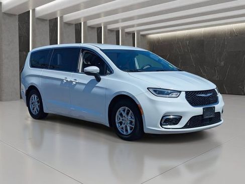 Used 2023 Chrysler Pacifica Touring-L image 8