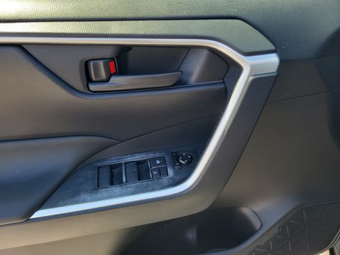 Used 2019 Toyota RAV4 LE FWD image 25